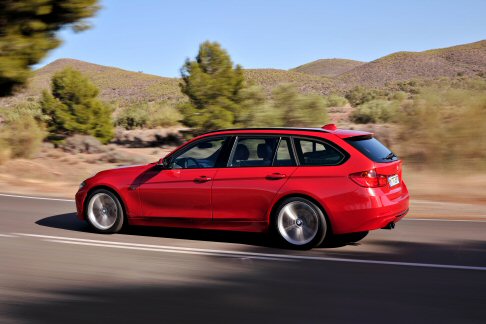 BMW - In dettaglio, la BMW 316d Touring equipaggiata con il motore 2 litri da 116 CV accelera da fermo fino a 100 km/h in 11,2 secondi, con una velocit massima pari a 200 km/h.