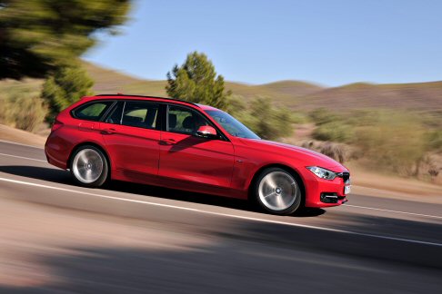 BMW - La BMW 318d Touring impiega il medesimo propulsore, ma nella potenza da 143 CV, e promette scatto da 0 a 100 km/h in 9,2 secondi, velocit massima di 210 km/h e consumi di 4,5 l/100 km.