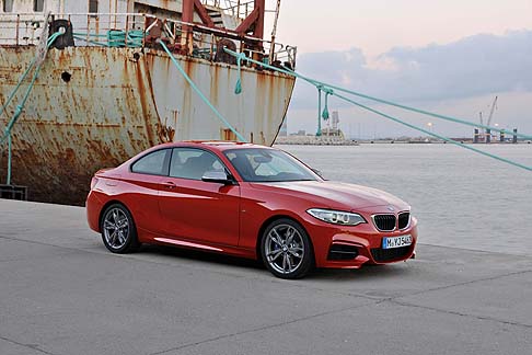 BMW - Passando alla BMW Serie 2 Coup, qui siamo di fronte allabbinamento delle linee sportive ed eleganti alle caratteristiche delle vetture compatte premium.