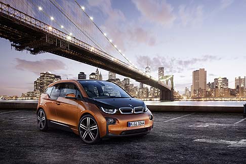 BMW - La BMW i3  la prima vettura premium concepita per una mobilit esclusivamente elettrica. 