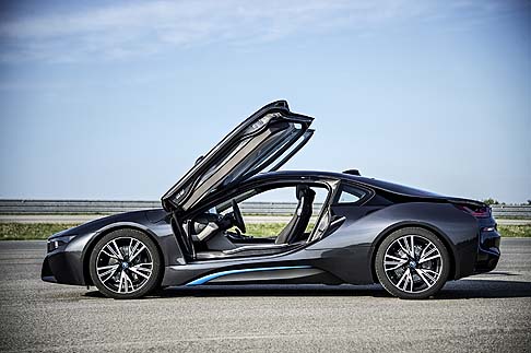 BMW - La BMW i8 si presenta, invece, come lautomobile sportiva pi progressista del mondo.