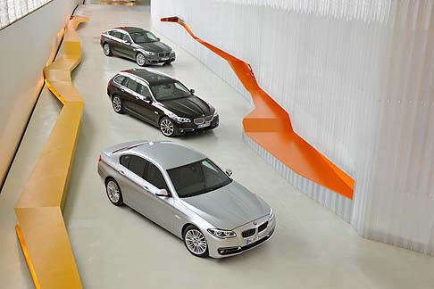 BMW - Declinata in tre differenti varianti, berlina, Touring e Gran Turismo, la nuova BMW Serie 5 adotta elementi estetici dal sapore sportivo.