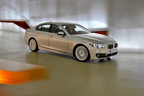 BMW - La nuova entry level  la versione BMW 518d, il cui propulsore quattro cilindri diesel con tecnologia BMW TwinPower Turbo da 143 CV sar disponibile sia per la nuova BMW Serie 5 berlina che per la nuova BMW Serie 5 Touring.