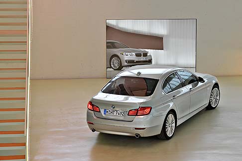 BMW - La motorizzazione top di gamma  il nuovo propulsore V8 con tecnologia BMW TwinPower Turbo e una potenza di 450 CV.