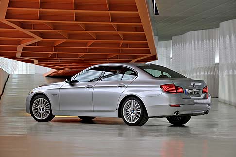 BMW - La BMW Serie 5 Touring e la BMW Serie 5 Gran Turismo sono equipaggiate di serie con unammortizzazione pneumatica e regolazione automatica del livello dellasse posteriore.