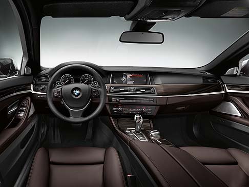 BMW - Le dotazioni dedicate alla sicurezza includono lHigh Beam Assistant non abbagliante e il sistema BMW Night Vision con riconoscimento delle persone e degli animali, nonch il Dynamic Light Spot.