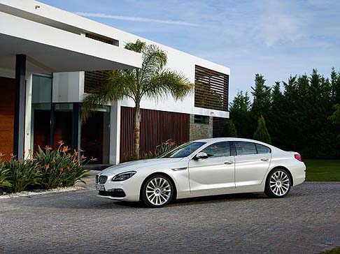 BMW - La gamma cromatica include le nuove tinte jatoba metallizzato, kaschmirsilber metallizzato, glaciersilber metallizzato, mediterranblau metallizzato e melbourne rot metallizzato.