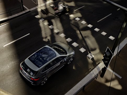 BMW - Debutta ufficialmente la BMW Concept Active Tourer, che anticipa diverse innovazioni dedicate al segmento delle compatte premium.