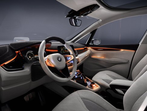 BMW - La concept car BMW Concept Active Tourer offre nuove soluzioni dedicate agli interni e al concetto di propulsione. 