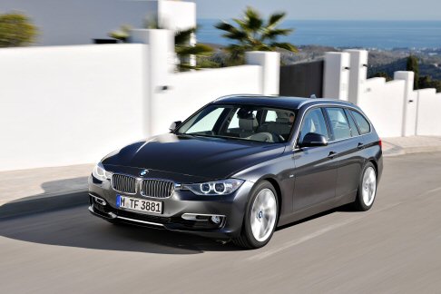 BMW - Linnovazione tecnologica , infine, rappresentata dal sistema BMW ConnectedDrive, il cui continuo perfezionamento rafforza la posizione di leadership che BMW detiene nella creazione di una rete intelligente tra guidatore, veicolo e ambiente esterno.