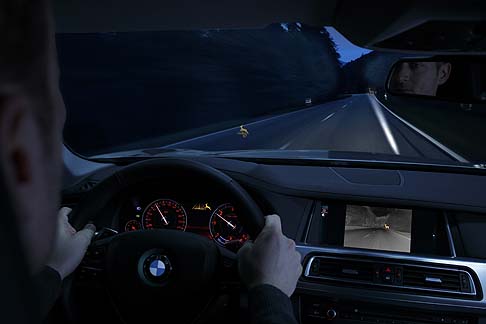 BMW - Per quanto riguarda la tecnologia,uno spazio  riservato al dispositivo BMW ConnectedDrive, dove la Dynamic Light Spot avverte il guidatore quando rileva degli animali al buio. 