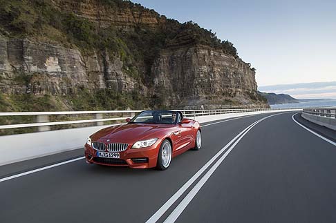 BMW - Grazie ai nuovi equipaggiamenti esterni, alle numerose soluzioni introdotte a bordo, al nuovo pacchetto di equipaggiamenti e a una nuova motorizzazione entry level, la BMW Z4 si presenta pi attraente che mai. 