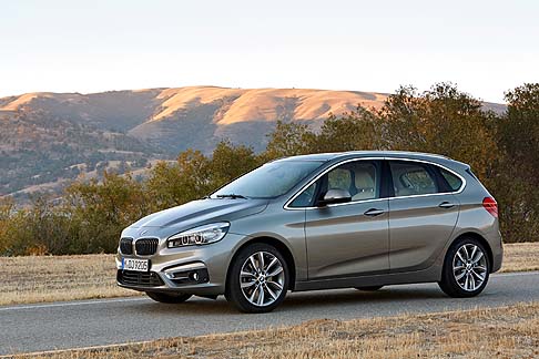 BMW - La nuova BMW Serie 2 Active Tourer definisce cos una tipologia automobilistica nuova nel segmento delle compatte premium, abbinando comfort e funzionalit ai tipici valori del marchio, cio dinamismo, stile ed eleganza. 
