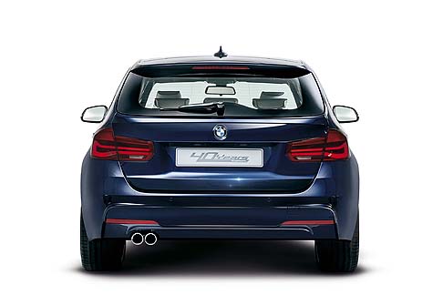 BMW  - L’impronta M Sport è riconoscibile nei cerchi in lega da 19 pollici dal design esclusivo M Sport e gommatura asimmetrica con posteriori più larghi.