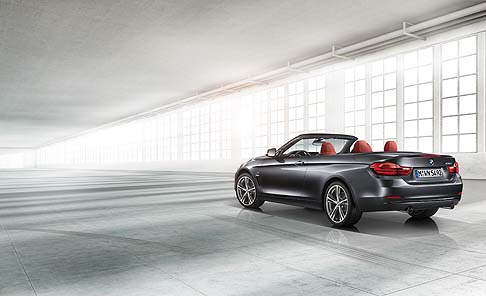 BMW - BMW propone come optional per tutte le motorizzazioni il cambio automatico sportivo a otto rapporti che consente di eseguire la cambiate anche manualmente, attraverso i paddles del volante. 