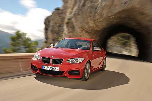 BMW - Le proporzioni della BMW Serie 2 Coup sono caratterizzate da una lunghezza della scocca di 4432 mm, dunque cresciuta di 108 mm rispetto alla Serie 1. 