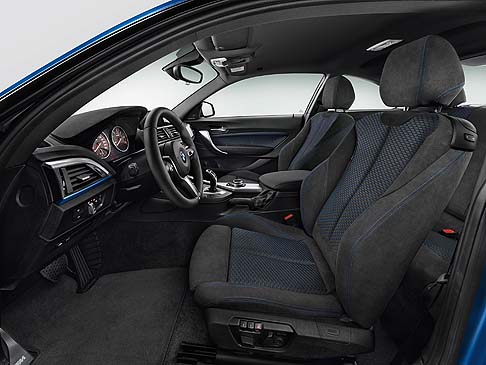 BMW - Tra le dotazioni di serie troviamo, infine: climatizzatore automatico e tasto di selezione della modalit di guida, chiusura centralizzata con radiotelecomando, regolazione in altezza del sedile di guidatore e passeggero.