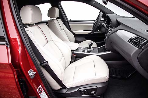 BMW - Grazie al pacchetto M Sport, la dinamica di guida della BMW X4 risulta potenziata. 