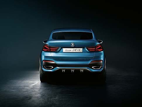 BMW - Per quanto riguarda il design del frontale, la BMW X4 presenta i gruppi ottici anteriori dalla forma esagonale (LED) mentre al posteriore, raccordato da due nervature sulla fiancata, spicca la fanaleria a L.