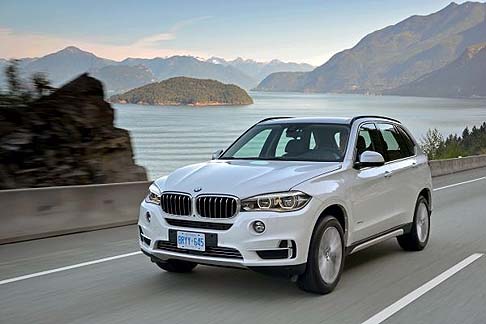 BMW - Diverse varianti della nuova BMW X5 saranno disponibili a partire dall'estate del 2014, caratterizzate dalla trasmissione Steptronic a 8 rapporti ottimizzata di serie. 