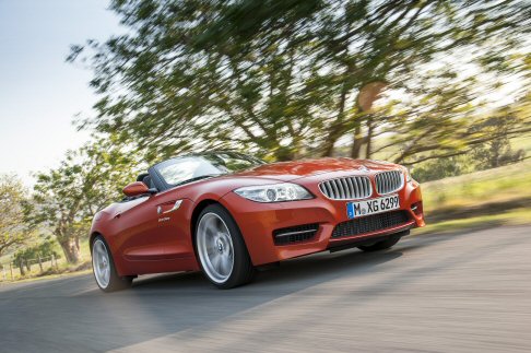 BMW - La vettura si distingue per un design intrigante. Laspetto pi interessante  sicuramente la modalit a tetto chiuso, con lhardtop BMW Individual, disponibile come optional nelle due tinte nero pastello e Titansilber metallizzato.