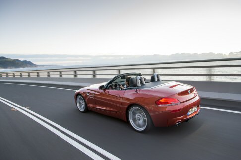 BMW - A bordo, spicca il contrasto cromatico tra il nero e larancione. I pannelli interni delle porte e la sezione inferiore della plancia portastrumenti sono arancioni, mentre i sedili in pelle nera sono impreziositi da cuciture in Valencia Orange.