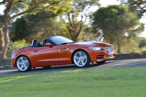 BMW - La guida sportiva viene esaltata dal pacchetto M Sport, disponibile come optional. Il pacchetto include un assetto sportivo M, cerchi in lega M da 18 pollici e un pacchetto di aerodinamica M con grandi prese daria nella minigonna anteriore.