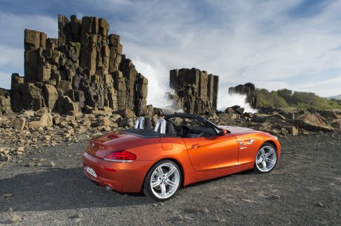 BMW - La vettura scatta da 0 a 100 km/h in 7.9 secondi e raggiunge la velocit massima di 221 km/h. Il consumo nel ciclo di prova combinato  di 6,8 litri per 100 km, mentre il valore di CO2  di 159 g/km. 