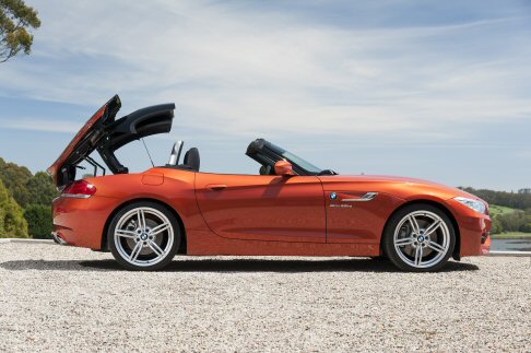 BMW - Per quanto riguarda il piacere di guida, la nuova BMW Z4 offre, grazie al tasto di selezione della modalit di guida, la possibilit di scegliere la configurazione pi adatta tra Comfort, Sport e Sport+.