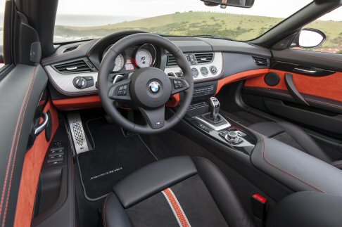 BMW - Ulteriori componenti disponibili nellequipaggiamento di serie sono la luce allo xeno e limpianto di climatizzazione, il lunotto termico in vetro, il sistema automatico Soft-Close per il cofano del bagagliaio, i pneumatici runflat.