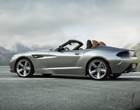 BMW - Lassenza del tetto enfatizza le linee scolpite del profilo laterale, mentre la finitura nera del montante anteriore rende ancora pi evidente il margine tra la linea di cintura e il parabrezza. 
