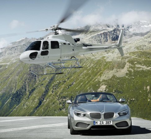 BMW - Immancabile la firma Zagato nella doppia gobba sul tetto, in tela per i puristi delle openair. La vocazione sportiva , invece, sottolineata dalla finiture scure e opache delle luci posteriori e del diffusore.