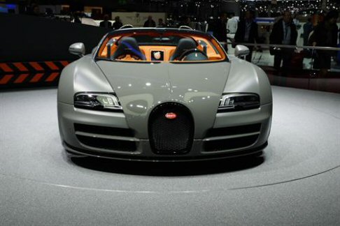 Bugatti - Diversamente dalla Veyron Grand Sport, la Bugatti Veyron Grand Sport Vitesse introduce nuovi elementi stilistici, pur conservando del modello di riferimento particolari aerodinamici come le due ampie prese d'aria anteriori divise da una barra centrale.