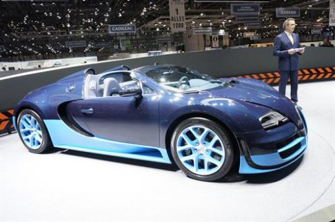Bugatti - A bordo leleganza  il tratto dominante. Ad essa si aggiungono anche tratti sportivi enfatizzati dalla presenza di materiali leggeri e ne  un esempio la consolle centrale in fibra di carbonio.