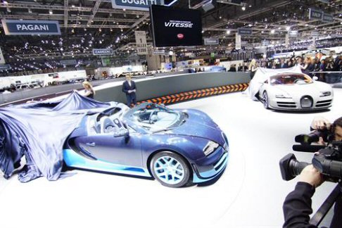 Bugatti - Le dotazioni includono anche i nuovi cerchi da 20 pollici con pneumatici ad alte prestazioni che, in collaborazione con la trazione integrale e un raffinato sistema ESP, consentono di sopportare accelerazioni laterali fino a 1.4 G.