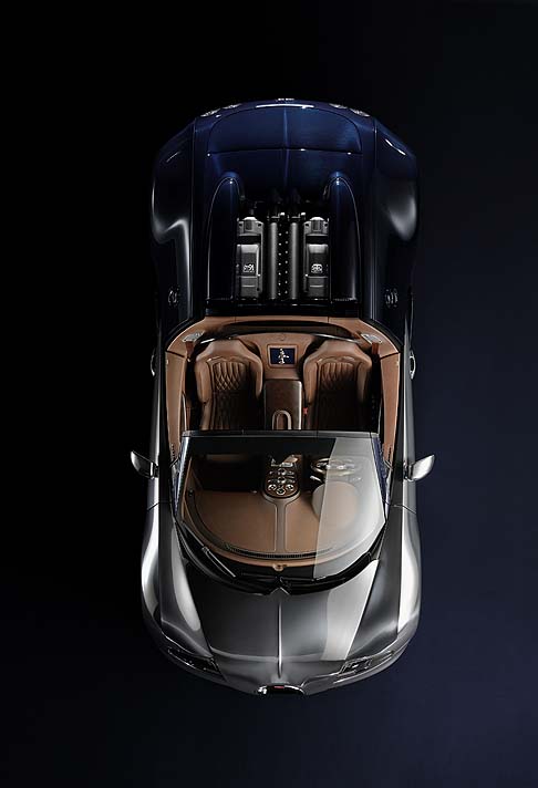 Bugatti - Il design della vettura si ispira alla Tipo 41 Royale del 1932 e presenta la parte anteriore in alluminio lucidato a mano e rifinito con un rivestimento trasparente.La parte posteriore della carrozzeria , invece, in fibra di carbonio blu.