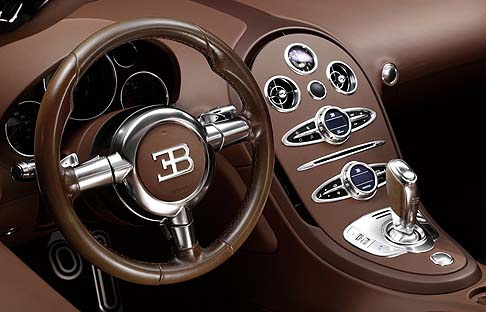 Bugatti - A bordo, la vettura adotta per la prima volta nella storia della Bugatti, un rivestimento in due differenti tipologie di pelli.