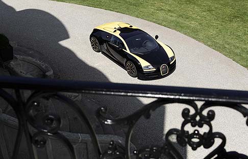 Bugatti - La vettura ravviva i colori tradizionali del marchio, il nero e il giallo, riconoscibili sul corpo vettura realizzato in fibra di carbonio. Questa combinazione cromatica attinge ai modelli del secolo scorso Type 41 Royale, Type 55 e Type 44. 