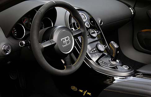 Bugatti - Lo schema bicolore, nero e giallo, lo ritroviamo anche a bordo, dove spicca ben visibile sugli schienali dei sedili, il logo della Casa automobilistica, regina del lusso, ricamato in giallo.