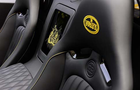 Bugatti - Completamente rivestito in pelle nera, labitacolo presenta il cruscotto in carbonio e cuciture decorative gialla sul volante, sui sedili e sulla leva selettrice. 