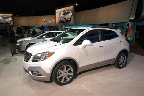 Buick - Buick Encore adotta la base meccanica dellOpel Corsa, mentre il lusso tipico del marchio  ben rappresentato e riconoscile nel design e nella scelta delle finiture.