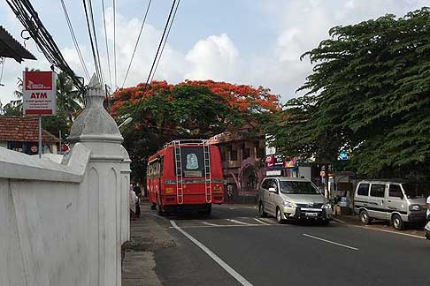 Traffico e atmosfere indiane - Bus per il trasporto pubblico a Cochin in India