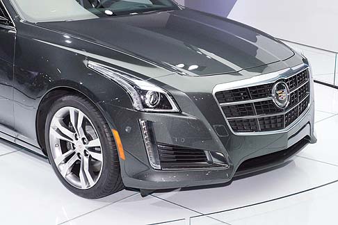 Cadillac - Tra le tecnologie presenti troviamo il CUE, il sistema di infotainment di Cadillac che utilizza controlli e comandi simili a quelli di smartphone e tablet per accedere alle informazioni e ai contenuti di intrattenimento. 