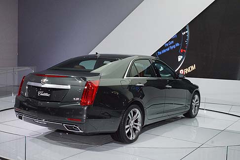 Cadillac - Le tecnologie presenti sulla CTS comprendono anche i primi sedili anteriori elettrici regolabili in 20 direzioni di Cadillac, coperchio portabicchieri elettrico nella console centrale e sedili anteriori riscaldati e ventilati e volante riscaldato. 