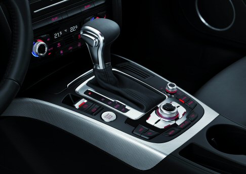 Audi - Gi� disponibile in abbinamento alle motorizzazioni 3.0 TDI e benzina TFSI, il cambio S tronic a sette rapporti � ora proposto nel catalogo di A4 e A4 Avant, A5 coup� e A5 Sportback. 