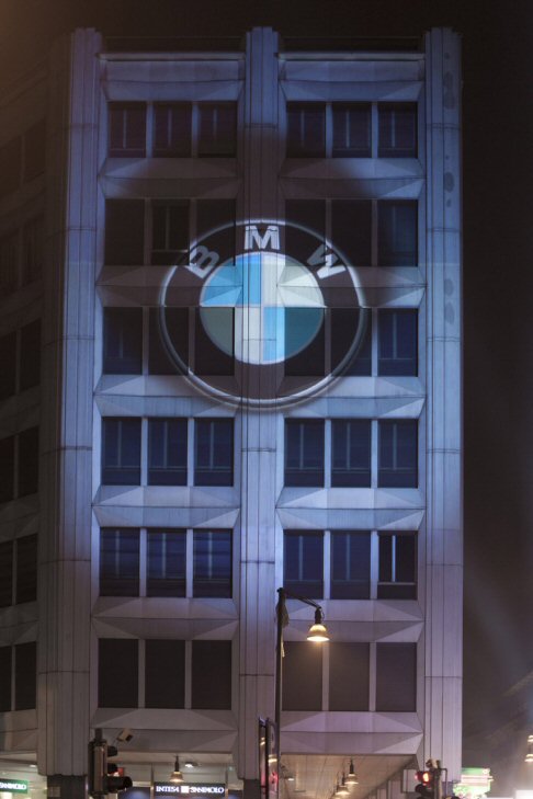 BMW - Il filmato  stato proiettato in loop tutte le sere (dalle 18.30 alle 22) dal 15 al 18 Dicembre. Levento di pre-lancio ha previsto anche un piccolo prive per 150 invitati presso il Verger di Milano.