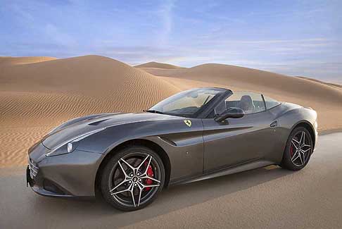 Ferrari a Dubai - Car Ferrari California T sportiva di Maranello sfreccia nei dintorni dell´Oasi di Liwa