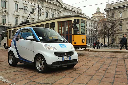 Smart - Gli iscritti pagano una tariffa al minuto, solo per il tempo di utilizzo, con tariffe scontate per lutilizzo orario (14,90 Euro con 50 km inclusi) e giornaliero (59 Euro con chilometraggio illimitato).