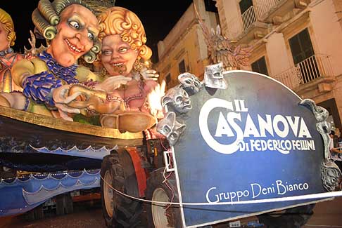carro Il Casanova - Carro Il Casanova dedicato al film di Federico Fellini realizzato dal gruppo Deni Bianco al Carnevale estivo di Putignano 2013