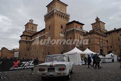 La Furiosa - Castello Estense di Ferrara in Piazza ciclostorica Castello La Furiosa, con Alfa Romeo Giulia Super auto storica